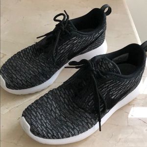 Black/Grey Nike Roche Sneakers